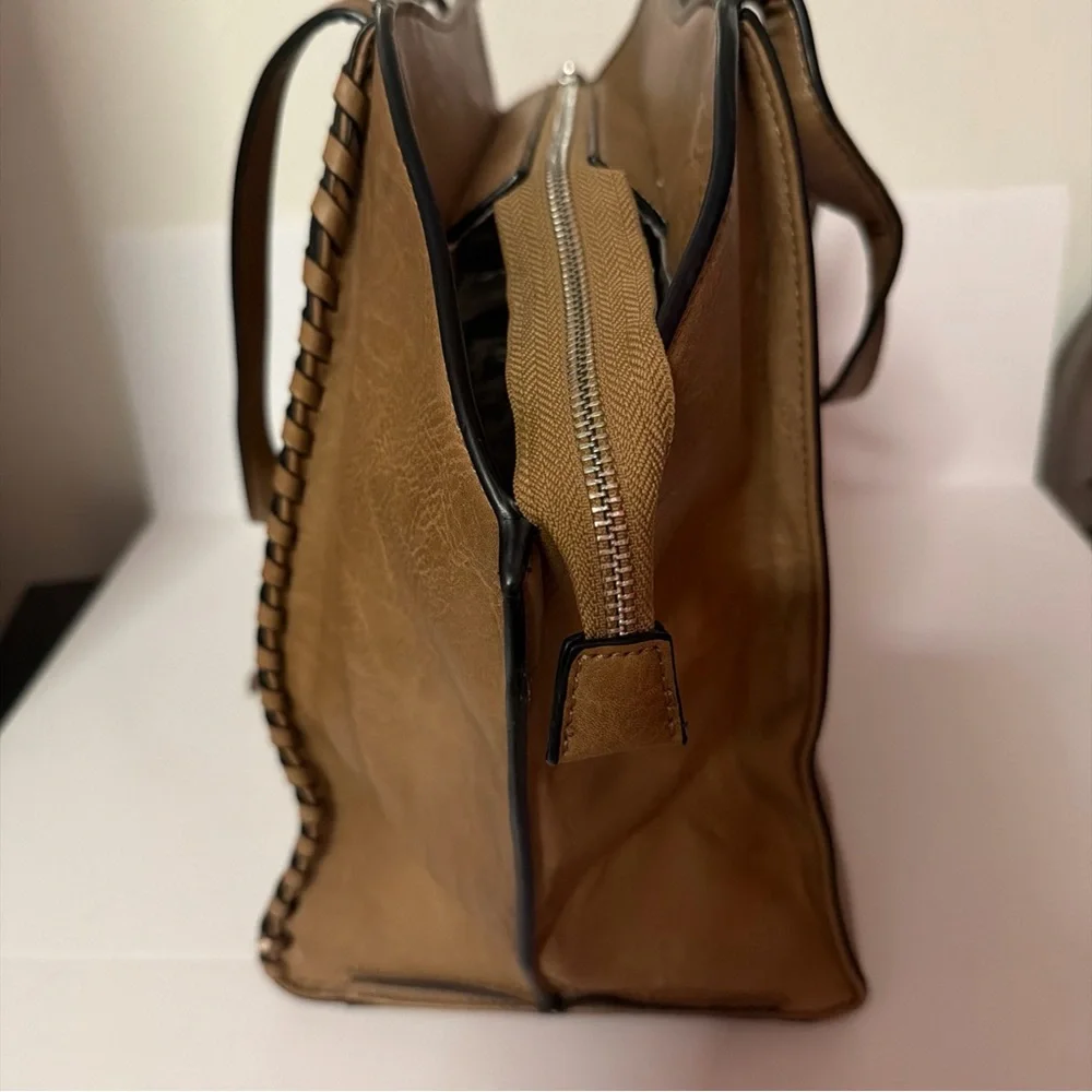 BCBG Maxazria Women's Handbag Zipper Closure 100% Leather material  Brown Color‎